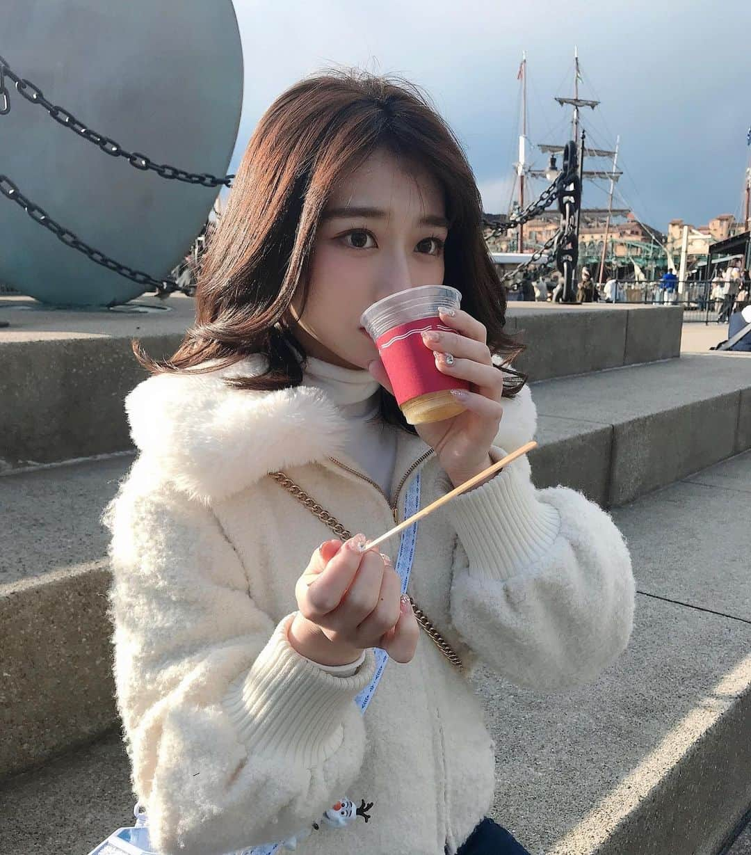 河北彩花さんのインスタグラム写真 - (河北彩花Instagram)「⁡ 先月行ったディズニーの写真🤳🤍 ⁡ この日の朝におでこ火傷したから ちょっと赤くなってるの見えるかも😂 ⁡ ⁡ でもすぐクリニック行ってお薬もらったから 今はもう綺麗に治ってるよ‪.ᐟ‪.ᐟ（笑） ⁡ ⁡ ⁡ これブランデーとオレンジのカクテルなんだけど めっちゃ美味しかった♡♡🍷  . 前髪が風邪でふっ飛んでる😂  .  #disney  #disneysea  #アメリカンウォーターフロント」3月11日 22時21分 - saika_kawakita__official