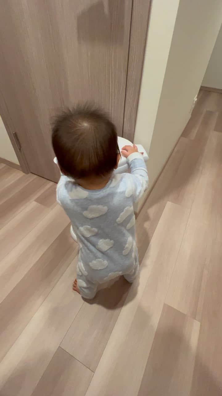月央和沙のインスタグラム：「坊やは今日で 9ヶ月になりました😊🍀  もうほぼ1人で歩けるようになり、 できる事が増えて、 毎日がとっても楽しそうです。  本当に 日々の成長がすごくて、 驚かされる事ばかり👏  いつもにこにこ、 元気に育ってくれてありがとう😊❤️  . #おむつのゴミ箱 #歩行器やん #宝物ちゃん #すくすく #9ヶ月 #おめでとう #いつも #癒しをありがとう❤️ #後ろ向きで失礼します」