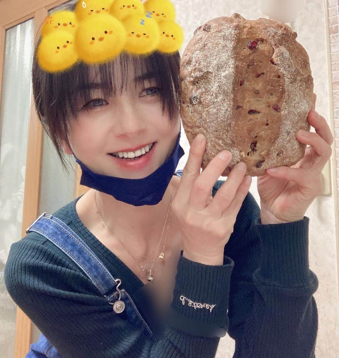 櫻井智のインスタグラム：「出来立ても美味しい🤩  冷めて 身がしまったパンも 美味しい🤩  明日も 美味しい🤩  大きくて ずっしり🍞😁」