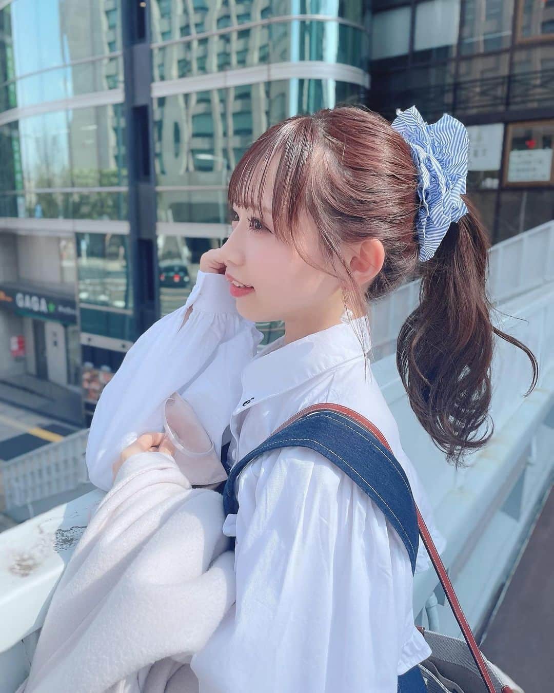 畑美紗起のインスタグラム：「ポニーテールとシュシュ🤍🤍🤍  ボリュームあって存在感増し増しなのかわいい🍜  #dailylook #snidel #ヘア #ファッション #ファッションコーデ #髪型 #髪型アレンジ #ヘアアレンジ #ポニーテール」