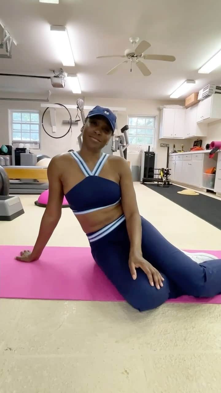 のインスタグラム：「Easy stretch and flow to prevent and erase back pain! I recommend putting these in your warm up or cool down routine for back maintenance!」
