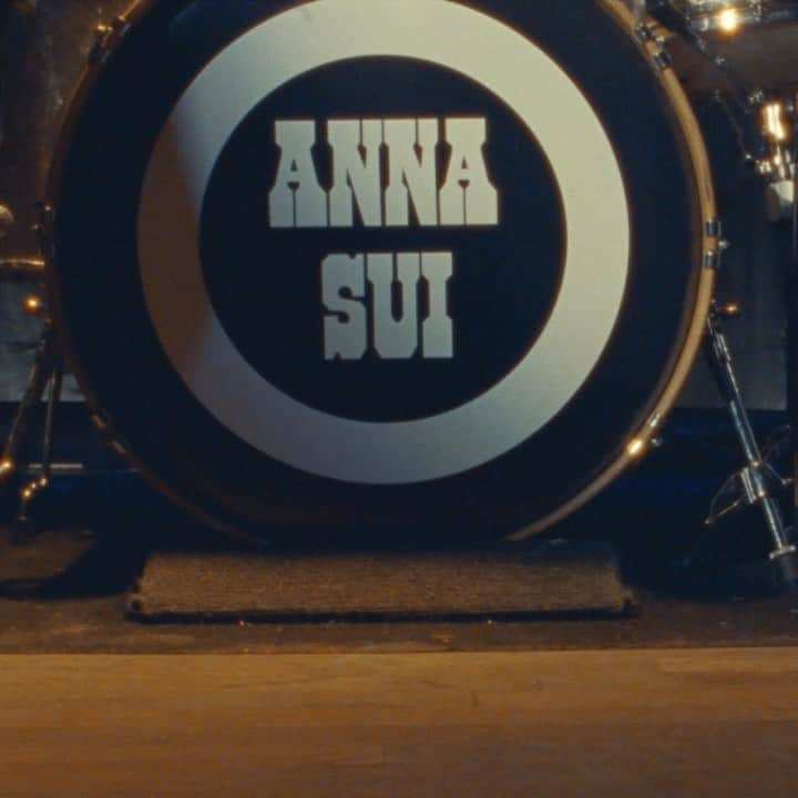 アナスイのインスタグラム：「Introducing the Anna Sui Fall/Winter 2022 Collection "Ready, Steady, Go!". Presented in an array of vibrant tangerines and energetic violets, #AnnaSuiFW22 brings you right to Carnaby Street where the Beatles and the Stones played toe-to-toe in front of, throbbing crowds of cool kids and cameras. The new collection embodies 60s mod flavored with the opulence of 20s Deco and the flair of 80s Nuwave. Charecterized by sleek neckties paired with schoolgirl dresses, knitted mini skirts, shaggy faux furs, patent leather pants, and punked out belts. Head to the link in our bio to watch the full show.  Welcome to the Rock N' Roll World of Anna Sui. #AnnaSuiFW22 #FW22  Director: @jswonders Editor: @OlafWoldan  Starring: @crispiccone @iamedenjoi @evieharris02 @liamjohnlittle @meadowwalker @sherryramsayshi  MakeUp: @patmcgrathlabs_contact  Hair: @garrennewyork  Producer: @isamermaidsui Cinematographer: @andgavazzi Lighting: @johnizarpate, @VSNYFilms, Sean Stewart  Production Design: @danprosky AC: @dsorasio_ac & @ben5932 Grip: @vsnyfilms  Set Decor: @certifiedsignsny Editor: @OlafWoldan  Lighting: @JohnIzarpate, @VSNYFilms, Sean Stewart」