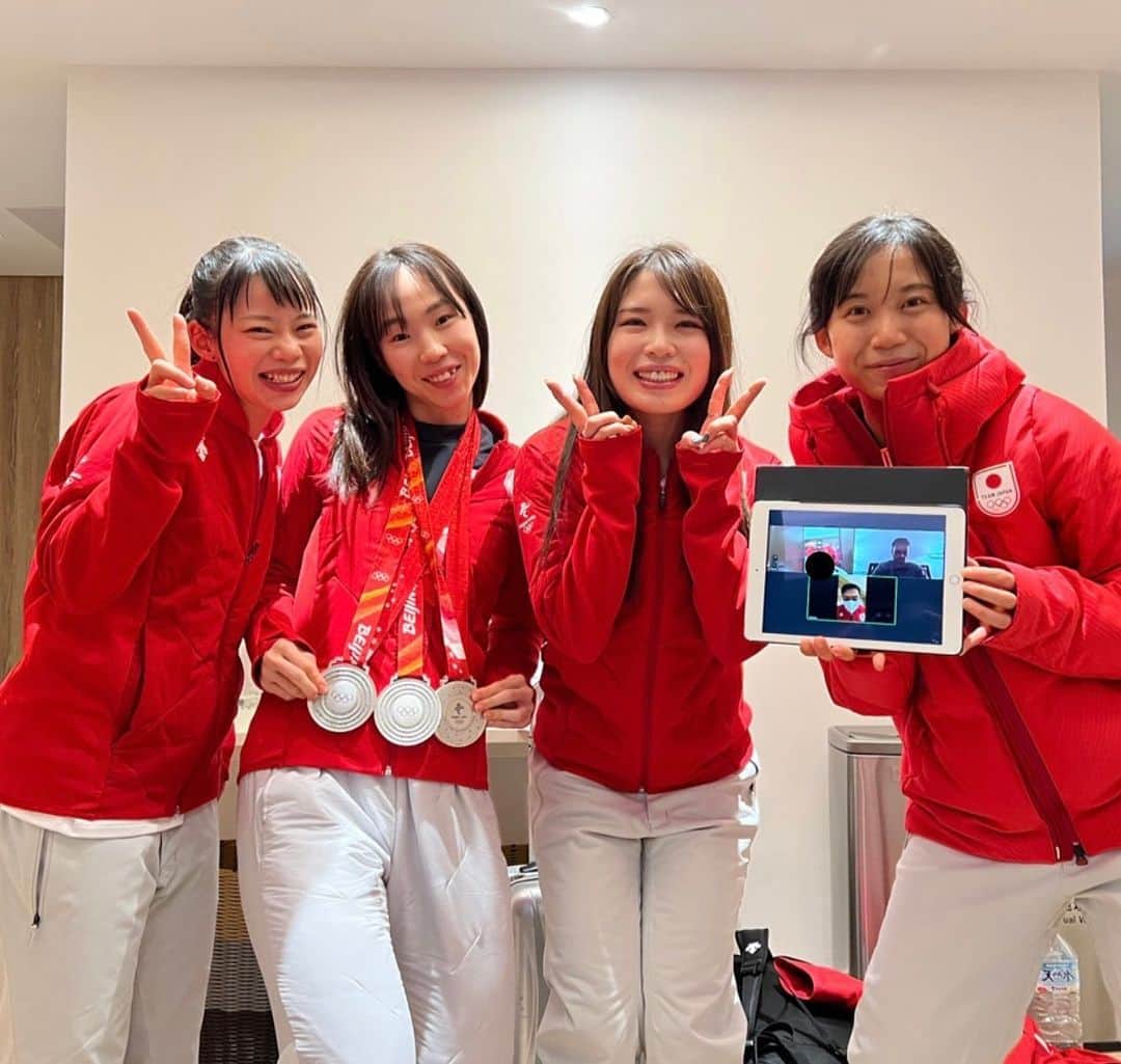 のインスタグラム：「皆さま、応援ありがとうございました😊 最高のメンバーと最後まで戦えたこと、本当に嬉しく思っています。 色々な思いはありますが、最高の銀メダルでした✨  ※写真撮影時のみマスクを外しております。  #スピードスケート#speedskate #チームパシュート #teampursuit #teamjapan #Beijin2022」