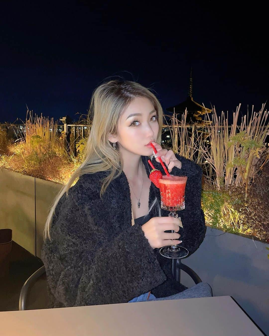 鈴木愛美さんのインスタグラム写真 - (鈴木愛美Instagram)「🖤🍓🖤🍓🖤🍓🖤🍓🖤  🚩Kyoto / K36 bar 季節のカクテルいちごだった🍸🍓✴︎゜  酔  #京都 #京都観光 #京都カフェ #京都ディナー #k36 #京都グルメ #京都bar #カクテル #映えスポット」2月15日 23時41分 - x.manya.x