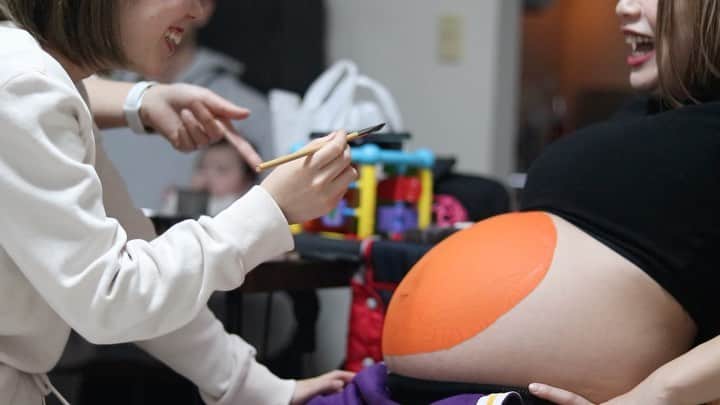 YOGOARISAのインスタグラム：「大きなお腹🤰 伸びしろがすごくってどんどんおっきくなる🤫笑 楽しかったマタニティペイント🎨ありがと♥️ @____k002 @__omomogram__  ・ ・ ・ #マタニティフォト #マタニティペイント #妊娠9ヶ月 #35w3d #basketball #🏀」