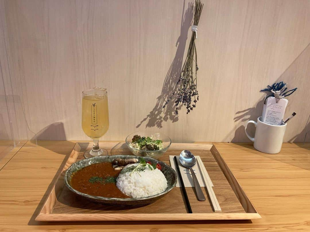 大釜ケリーのインスタグラム：「ブックカフェでカレーと読書。 次はソーダ飲みたいな。 #うのまち珈琲店 #うのまち珈琲店渋谷 #カレー　#ブックカフェ」