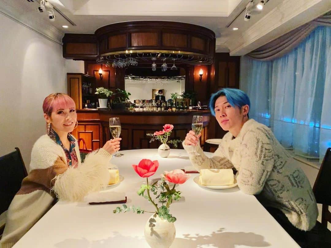 のインスタグラム：「With our queen @melody_lee_ishihara   Thanks for letting me fly and for sharing your big, warm love with all of us.   久しぶりにメルさんとデート  いつも大きな愛をありがとう  🙏🏻🙏🏻😌💙🌹🥂  #ValentinesDay」
