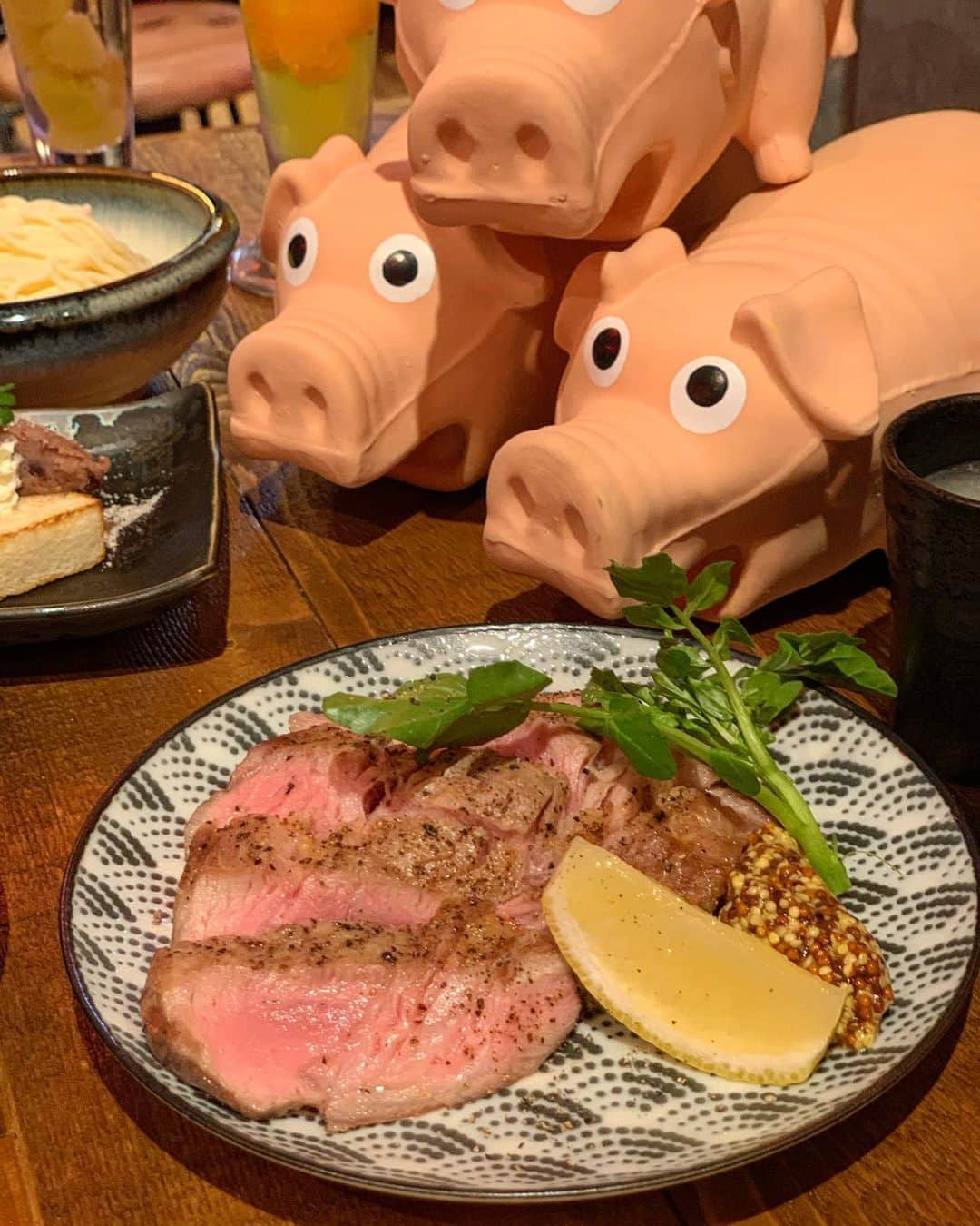 吉川ちかさんのインスタグラム写真 - (吉川ちかInstagram)「昨日は代々木駅近くにある ほぼ新宿のれん街へGO 豚肉専門店へ🥺💓  (@y_byc0117 )さんへ！ たくさーん食べました🤟笑  スペアリブが凄く美味しくて びっくりした！ どれもボリューミーなのに安い✌️ お腹いっぱいになりました🥱💓  #ほぼ新宿のれん街#豚肉洋食倶楽部#スペアリブ#豚肉専門店#新宿グルメ#代々木グルメ」2月16日 4時11分 - yoshikawachika_1116