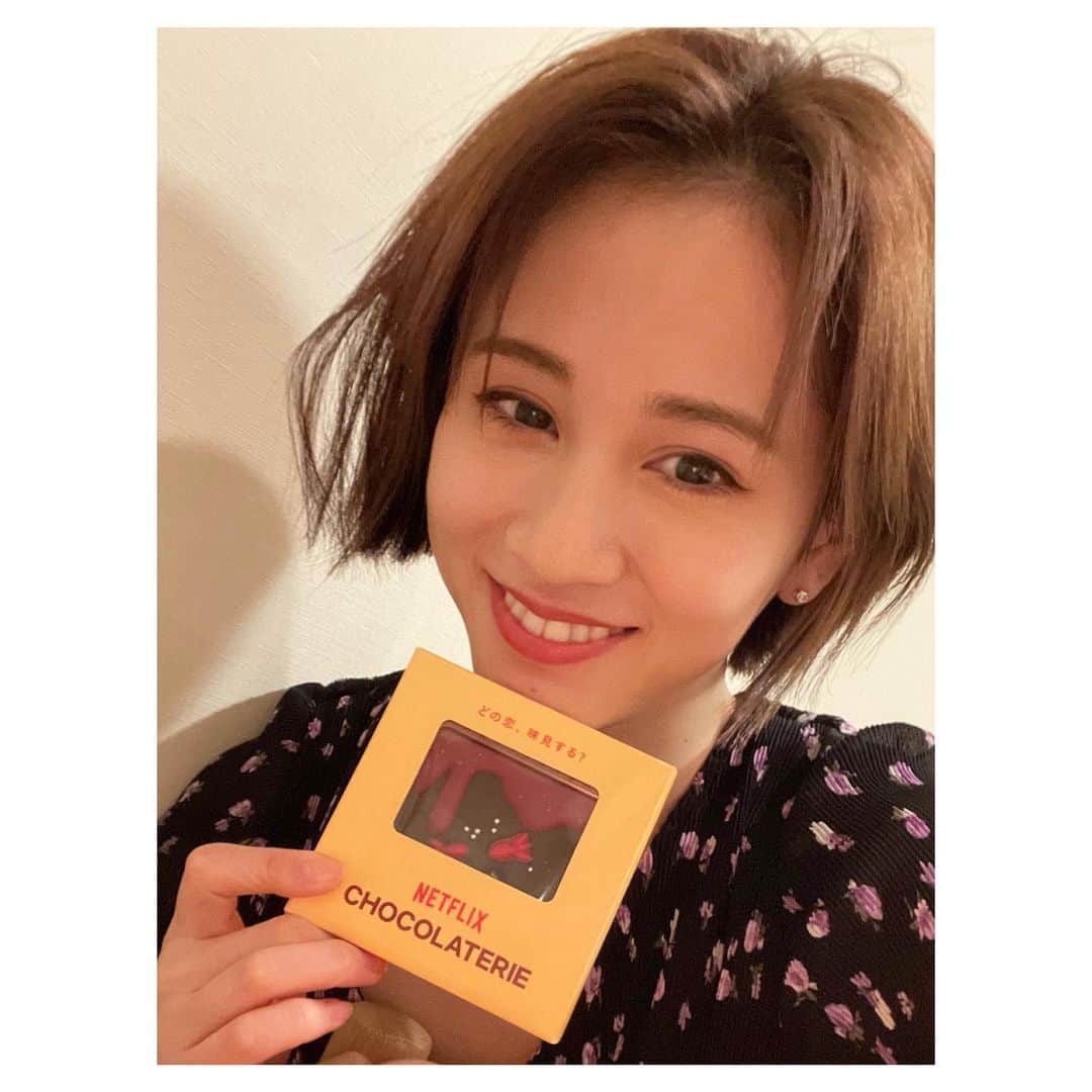 前田敦子のインスタグラム：「. 「NETFLIX　CHOCOLATERIE」 NETFLIXの恋愛作品の恋の味が表現された10のチョコレートいただきました🍫 この可愛いチョコレートは診断キャンペーンで抽選でもらえちゃうそうですよ。 ちなみに私の結果は『金魚妻』配信たのしみにしてました。 「エミリー、パリへ行く」も全部見た可愛くて好きな作品。 私にとってNetflix＝寝る前の癒しの時間です。  恋愛作品観て浸るのも楽しいですよね笑  #promotion  #ネトフリで恋の味見  #netflix  #バレンタイン」