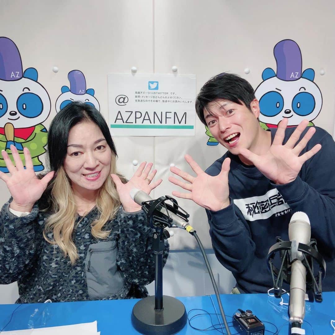 ジャガー横田のインスタグラム：「本日鳥越アズーリFM（ジャガー､がんばります💕）17時から生配信です。 今日は劇団秘密兵器の野田博史とお送りします👍  コメントをドシドシ送って下さい👌  ＠azpanです😊」