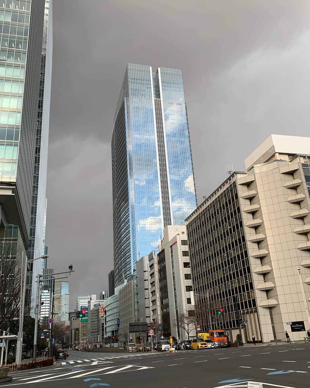 岩永徹也のインスタグラム：「この写真すごな〜い？🏙  暗雲に気を取られていたら、後ろは晴れとった😉👍 反射に感謝🪞🤳」