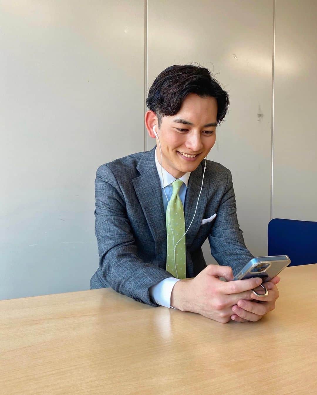 フジテレビアナウンサーのインスタグラム：「. フジテレビアナウンサーたちの元気の源、 ハッピーになれるものを紹介していく 新企画「8ッピー」🌻  今回は、大川立樹です。  私の「8ッピー」タイムは、 お笑い芸人さんのラジオを聴くことです！  毎週毎週、楽しみにしています。 ラジオだからこそ聴ける面白い話もたくさん！  リスナーさん達のセンスある回答も好きです！  皆さんも好きなラジオ番組ありますか？  #フジテレビアナウンサー #大川立樹 #8ッピー  #ラジオ」