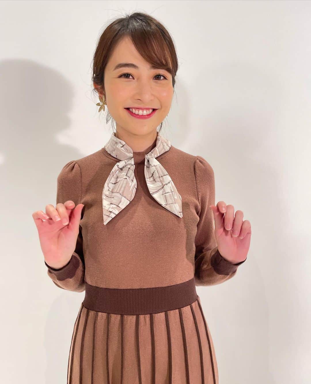 日比麻音子のインスタグラム：「昨日のよる、 TikTokを見ていたら、 深夜になってました。  番宣スポット最新ver.〜 レトロな雰囲気が素敵なお衣装。 テンション上がってます🪆  👗:MIIA  #fromTBS」