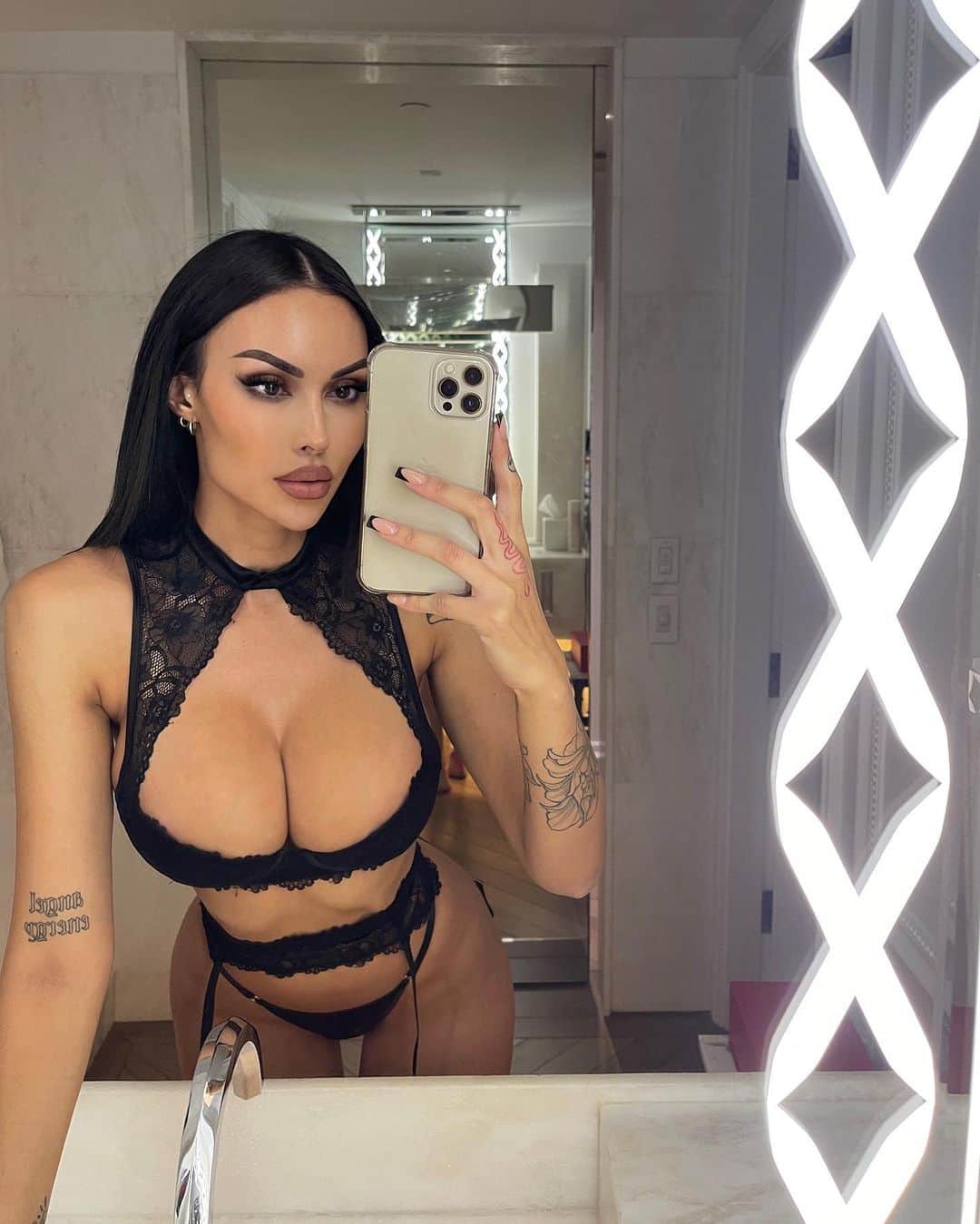 ANNELESE MILTONのインスタグラム：「Sleepless in NY @fashionnova fashionnovapartner」