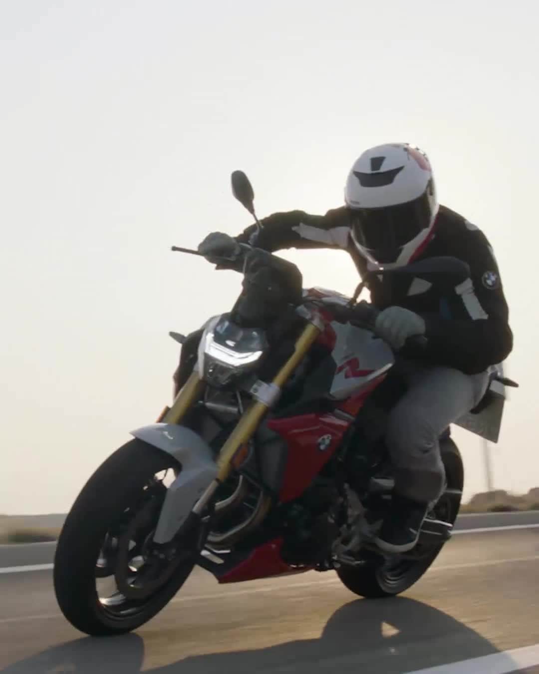 のインスタグラム：「F 900 Rとなら、いつもの道がもっと楽しくなる。  ライダーの本能を刺激するパワフルな並列2気筒エンジンと軽量な車体。そしてライディングモードや電子制御サスペンションなど、最新のテクノロジーがエキサイティングな走りをサポートします。  #NeverStopChallenging #MakeLifeAride #BMWMotorrad #BMWモトラッド #駆けぬける歓び」
