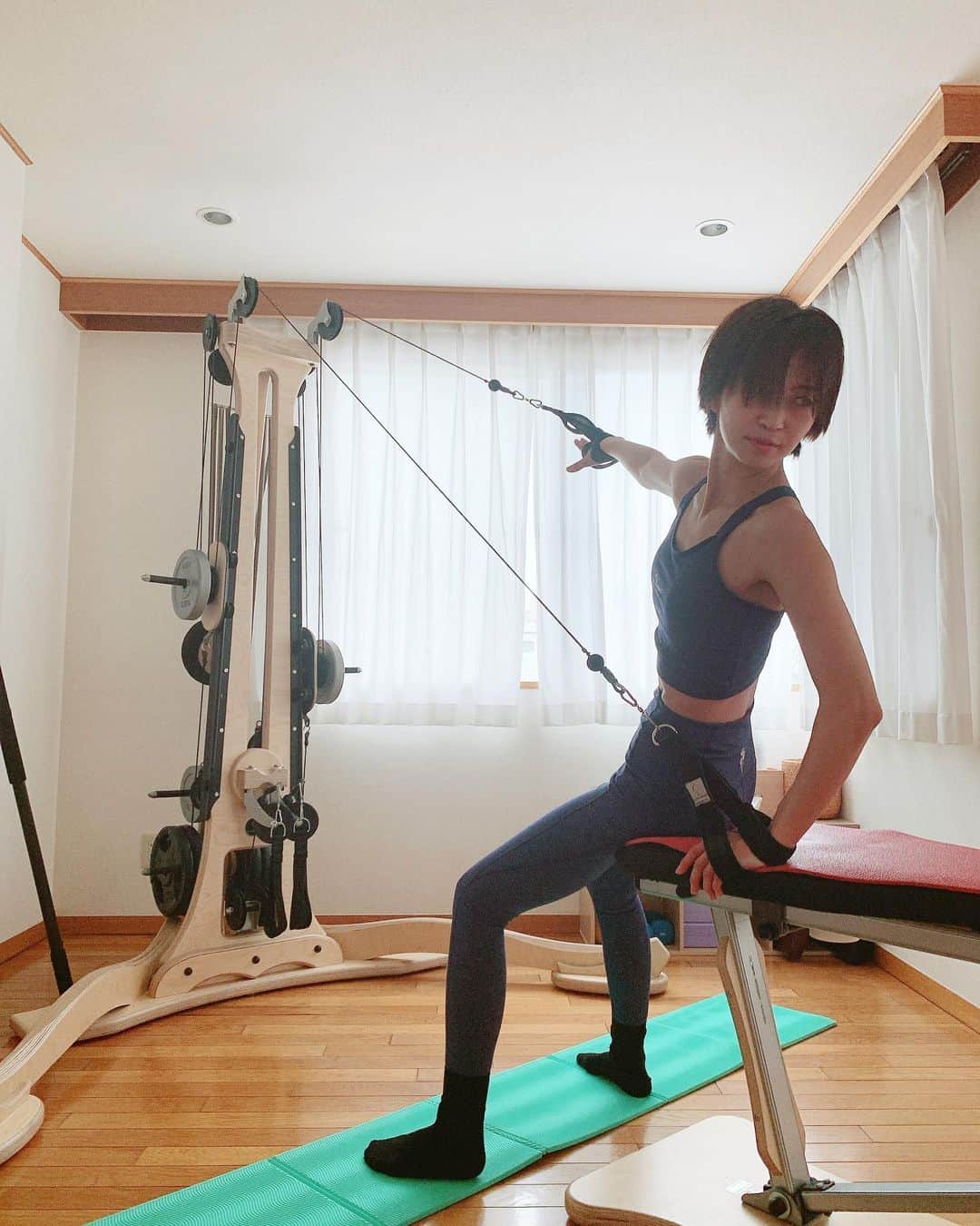 安田美沙子さんのインスタグラム写真 - (安田美沙子Instagram)「昨日は久々のジャイロトニック。  療養で、筋肉が落ちてしまった😭 ので鍛え直します！ ランも再開するぞー！  足が疲れてたけど、スッキリした。 普段から呼吸を意識してみよう🌈  頂いた　@bloomus_official のウェア🤍私の背中のいかつさとは真逆にかわいいお花が💐  寒くて靴下はいてまーす。笑  #メンテナンス　#gyrotonic®  #gyrotonic #gym #sports #復帰1発目　#走りたい　 #bloomus」2月16日 10時35分 - yasuda_misako