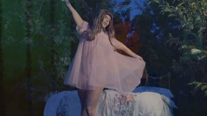 シャネル・ウエスト・コーストのインスタグラム：「#Vinyl music video out now! Link in bio 💖   Comment your fave part of the video & repost for ya girl! 🙏🏼😘💖」