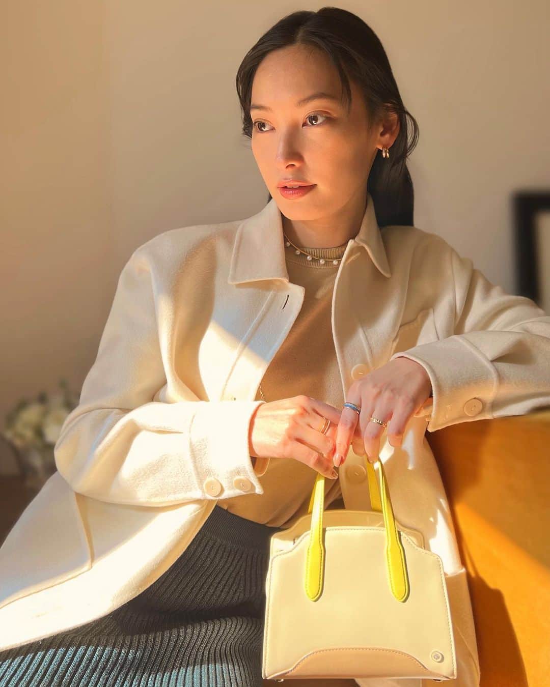 大政絢のインスタグラム：「愛用しているロロ・ピアーナのセージア・バッグにマルチカラーが登場しました🤍  春らしい配色が気持ちも明るくなります🍋そして、ミニサイズですがしっかり収納でき有り難いの。  伊勢丹新宿店では3/1まで新作コレクションのポップアップを開催中です！  @loropianaofficial #LoroPianaSesiaBag #SomewhereInLoroPiana」