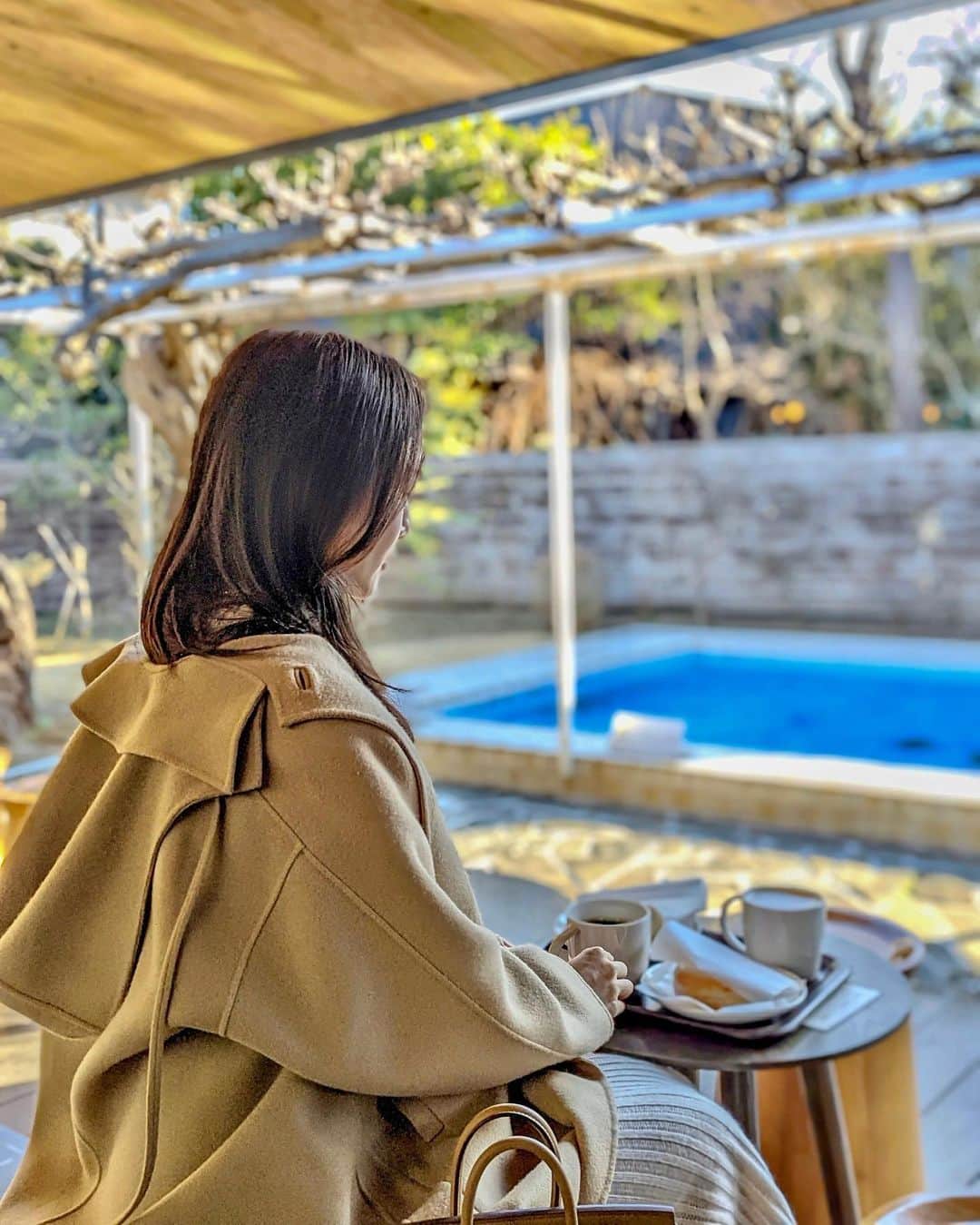 石井里奈さんのインスタグラム写真 - (石井里奈Instagram)「こんにちは✨ 鎌倉ホテルの朝ごはん🍙 おいしいおにぎりとお味噌汁！ これも鎌倉の具材が使われてるんだって✨ どれも美味しそうな具材の中で2つセレクト♥️ 私は子持ちきくらげとかじきのほぐし煮にしたよ💕 . ホテルを出てからはプール付きのスタバでお茶☕️歩いてすぐの所にあるんです！暖かくなると藤の花が綺麗みたいです！まさに鬼滅の刃スポット！笑 . またゆっくり行きたいな〜💕 . outer... @ebure_official  dress... @grl_official  boots&bag... @hermes  . 今日も頑張ろうね♥️ . #鎌倉グルメ #サ飯 #サウナ飯 #サウナ #サウナ女子 #サウナー #鎌倉 #鎌倉観光 #鎌倉旅行 #鎌倉散策 #kamakura #鶴岡八幡宮 #小町通り #japanesegirl #visitjapanjp #人力車 #人力車えびす屋 #鎌倉殿の13人 #由比ヶ浜 #スターバックス #starbucks #鬼滅の刃 #kamakurahotel #鎌倉ホテル #朝食 #おにぎり #スタバ #スターバックス #朝ごはん #お味噌汁 #藤の花」2月16日 12時12分 - ri7tin1025