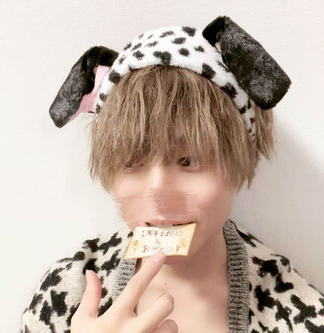 岡本信彦さんのインスタグラム写真 岡本信彦instagram 1周年ありがとうございます ディズニー園内でしか許されない格好を家でする都内在住男性 加工で真ん中スンッとすることにより誤魔化す ファン以外の方は心がスンッとしますね ファンの方ですらスンッとした