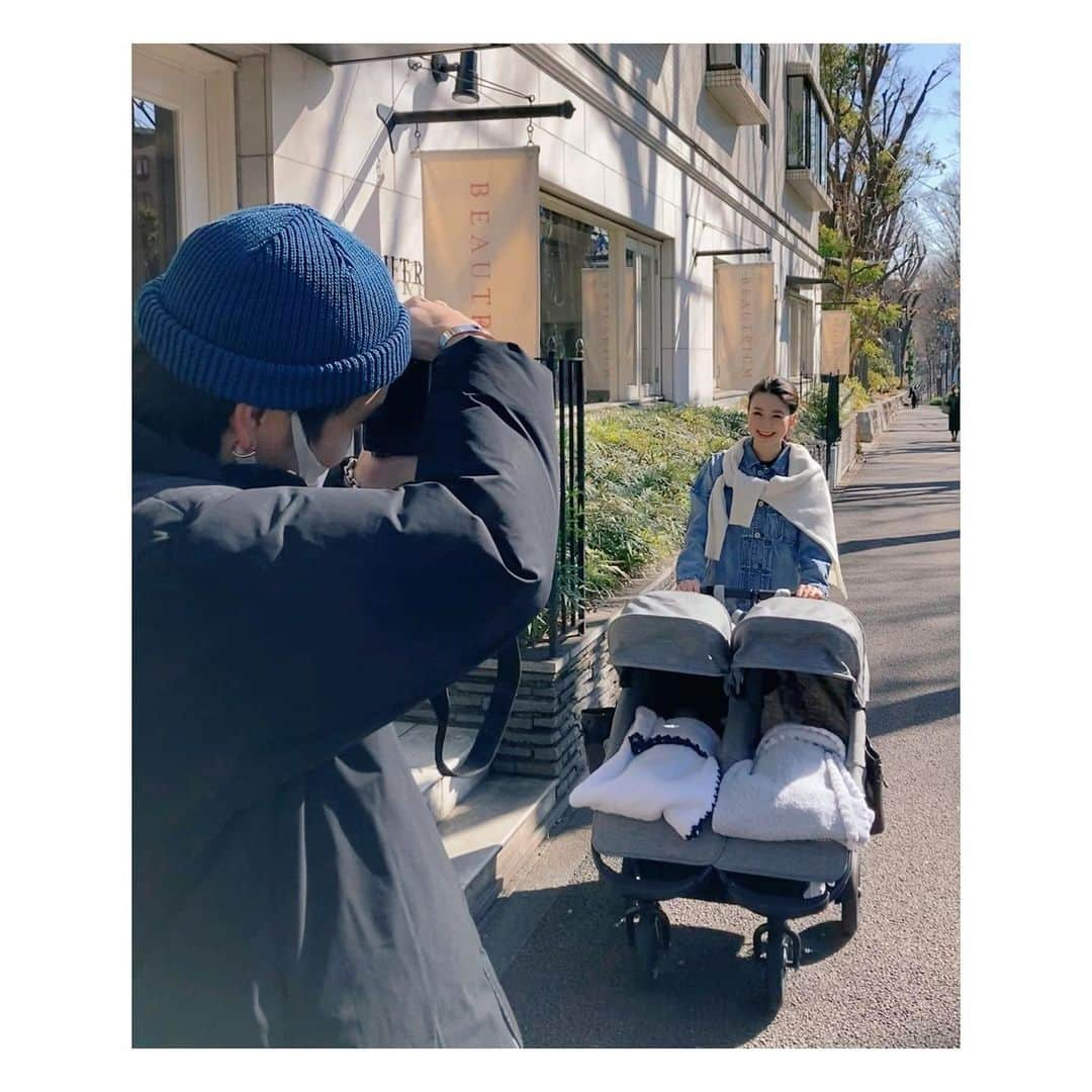 秋元玲奈さんのインスタグラム写真 - (秋元玲奈Instagram)「晴天の中、Baby-mo3月号の撮影でした^_^ 最近お気に入りの横型ベビーカーで☀️ ベビーカーは縦型を使う予定でしたが、1人は6ヶ月からしか乗れないのでそれまでの間、急遽横型のものをレンタルしてみました❗️ 思ったよりもスムーズに走行できて、双子も気持ち良さそうで、とても便利✨😊 ちょっとした買い物やお散歩はこれで行きます^_^  Baby-mo3月号ではそんな双子育児について色々お話していますので、どうぞお楽しみに☺️✨✨ #babymo #premo #双子ママ #三兄弟 #双子育児 #生後2ヶ月 #ベビーカー #双子ベビーカー」2月16日 12時39分 - rena_akimoto