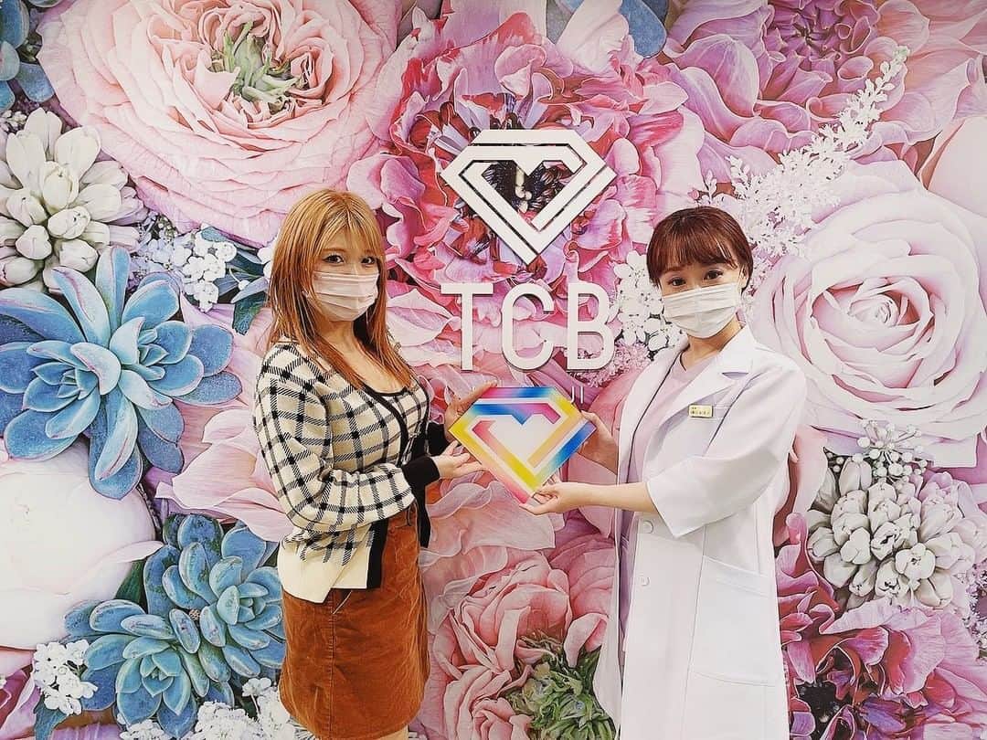 のインスタグラム：「東京中央美容外科八王子院（@tcb_hachioji）にてリフトアップをしにきたよん🥰❤️ 鎌田先生（@tcb_kamata ）に施術していただきました✨ たぶん…今までで1番引き上がってる！！感動…✨  先生も親身にお話し聞いてくれました🥺 無料だしカウンセリングだけでも行く価値ある…！！ みんなも行ってみてね💓  @tcb_kamata  @tcb_hachioji   #リフトアップならtcb東京中央美容外科  #美容整形ならtcb東京中央美容外科  #東京中央美容外科  #美容外科 #八王子 #東京中央美容外科八王子院 #TCB #tcb式小顔美肌再生  #小顔美肌再生  #リフトアップ #天然美人メーカー #きみっく先生 #PR」