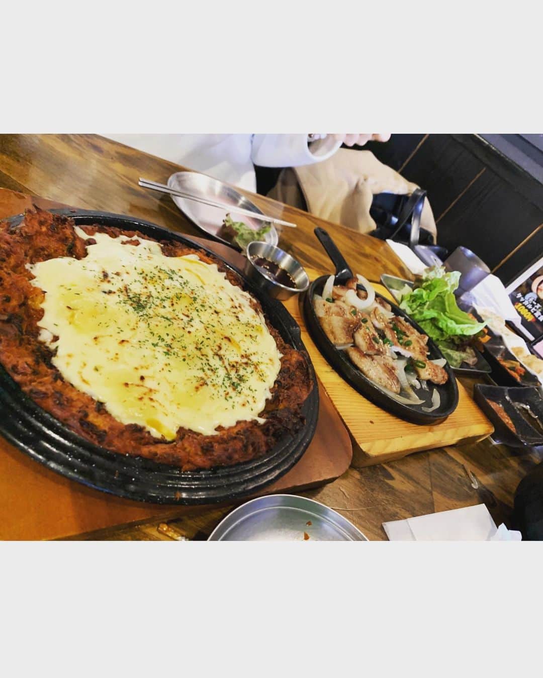 小山玲奈さんのインスタグラム写真 - (小山玲奈Instagram)「久しぶりの韓国料理🍱❤️ 嬉しくて思わず満面の笑み。😆  こんなにたくさん食べたのにめーっちゃ安い。素敵。  #新大久保　#韓国料理 #モンナンカムジャ #韩国料理」2月16日 12時58分 - reina_koyama_official