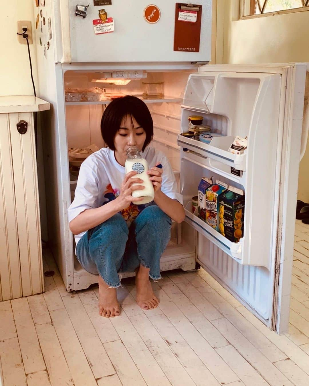 愛希れいかさんのインスタグラム写真 - (愛希れいかInstagram)「お知らせです♡  ご好評につき、カレンダーのアスマート＆ファンクラブ特典対象期間の✨延長✨が決定しました！ 【2/25(金)12:00】までお申込みいただけます！ ぜひリンクからチェックしてみてください！ https://www.asmart.jp/manaki_reika  ◆アスマート購入特典 ・直筆サイン入り  ◆ファンクラブ限定購入特典 ・単品ご購入でランダム2L判フォト1枚 ・2種セットご購入でお客様のお名前&直筆サイン入り  写真集のようなカレンダーで、私もお気に入りなので、是非みて頂きたいです☺️♡  #愛希れいか #カレンダー #photographer @marco149   #オフショット #学校給食以来 #ミルクを瓶でのんだ 😂」2月16日 13時18分 - manakireika_official