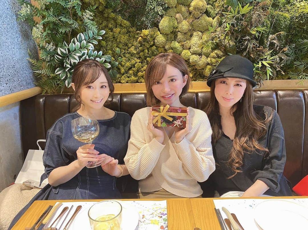 里美ゆりあのインスタグラム：「川上ゆうちゃんと風間ゆみさんと昼からワインのランチ会♥️  撮影に関するナイーブな悩みも話せて2人にパワーをもらえました😊👨‍❤️‍💋‍👨   同年代で尊敬出来る女性って本当に輝いてて素敵✨✨  今回吉沢明歩ちゃんはお仕事の為参加出来なかったけど また皆で会えるのが楽しみ🎶  #ランチ #lunch  #女子会  #レジェンド #女優」