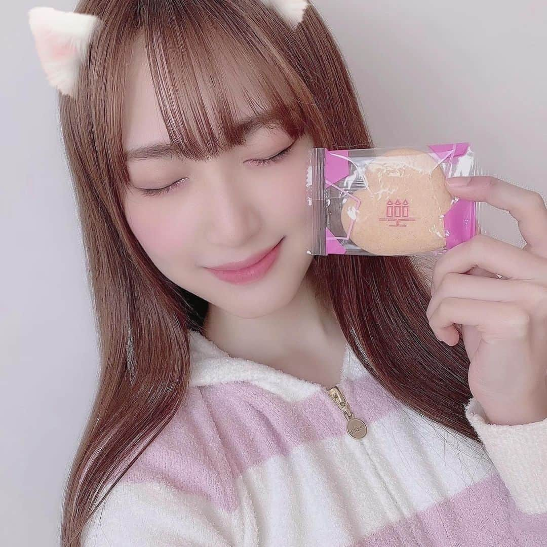 原かれんさんのインスタグラム写真 - (原かれんInstagram)「᯽ ハート型🙈💗 . . アンリ・シャルパンティエのしあわせサブレ❤︎ . . 甘いサブレに少しお塩が効いててずっと食べたくなるお味🥰🥰 だいすき〜🥺♡ . .  . . . . . . . #原かれん #かれんたん #nmb48 #ぴろぴろ #きゅんmart #原チームm #idol #ピンク #pink  #アイドル #原ぺこかれんたん #ぴろぴろスイーツ  #バレンタイン #サブレ #バレンタイン限定 #お菓子 #ハート型お菓子  #アンリシャルパンティエ #henricharpentier #しあわせサブレ #茶髪 #茶髪ロング #外巻き #ブラウンアッシュ  #아이돌」2月16日 13時55分 - karen_hara315