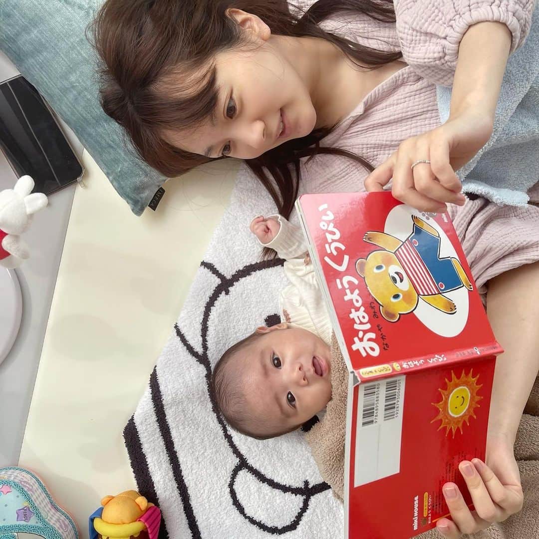 のインスタグラム：「日常📕🐶👶  毎日あっという間に終わるし メイクせず 何もしてなくて終わる。  そんなもんなのかな？ ってかいた所 共感の声いただきました🥺  オムツ替え、ミルク、抱っこ  立派な仕事だし、  "育児より大変なものはない。 返ってくるものが沢山ありますけど"  っていただいたのが印象的でした。😌  今は中々交流の場もないけど SNSで お互い頑張りましょう💪っていうのをいただいたり パワーになってます🥰  #赤ちゃんのいる生活  #baby」