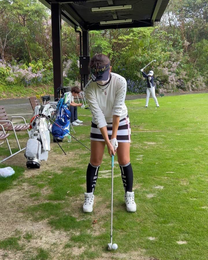 原田怜奈のインスタグラム：「スイング大改造1日目。  ・オーバースイング ・トップでクロスする ・ややカットにはいる  色々な方向で 今まで変えてきましたが、 いつも途中でまたすぐ 自己流にしてしまってました。  日頃のラウンドや お仕事を全ていれずに 自分のための ラウンド、時間を 使って今はやってます。 12日から20日まで どれだけ変われるか 見ていただけたら 嬉しいです🥺✨✨✨✨  また明日❤️❤️ . . . . . #まずは基礎 #スイング改造 #女子ゴルフ #golf」
