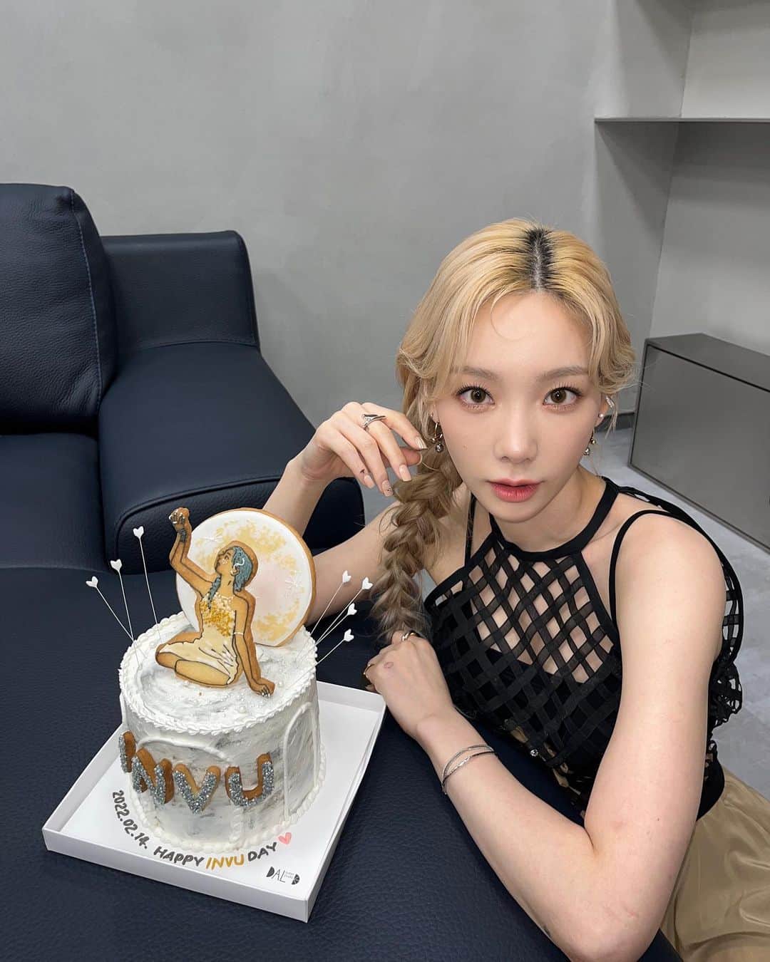 テヨン のインスタグラム：「🖤🤎🏹」