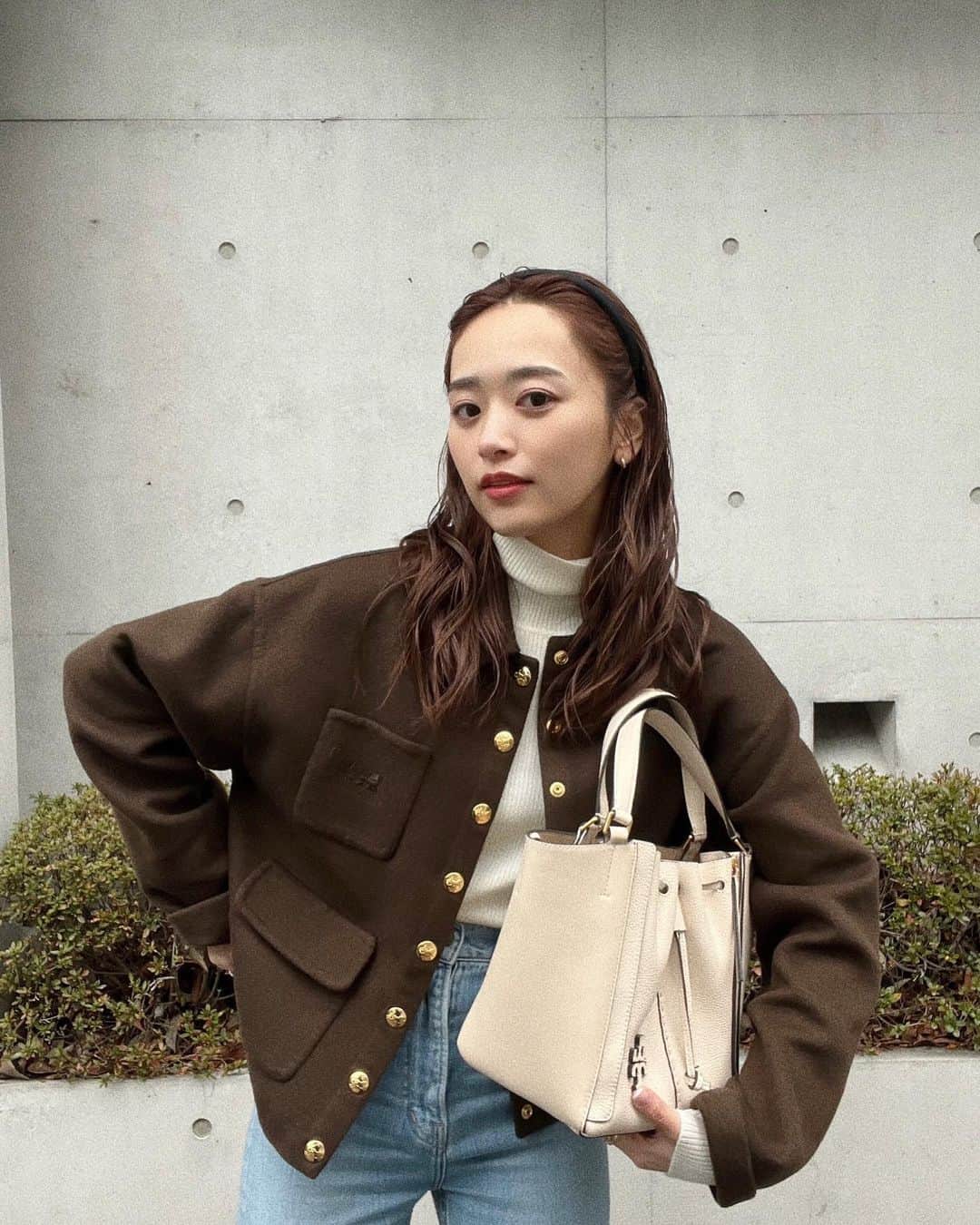 近藤千尋のインスタグラム：「でこっぱちの今日の私服😚✌️ 撮影の後は大体カチューシャ💗笑 前髪迷子だよ〜🥺 切るか伸ばすか🥺  荷物が多い日は トリー バーチのトンボバッグ😘  @toryburch   #ToryBurchSS22 #マックグロードラゴンフライ #トンボバッグ」