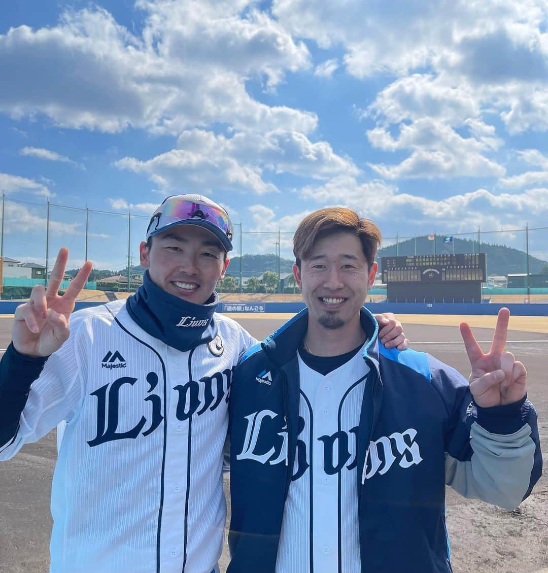 源田壮亮のインスタグラム：「⁡ ⁡ 本日2月16日で29歳になりました！！！ やっとトノに追いつくことができました🍎🍏 いつか追い越せるように頑張ります‼️  #誕生日 #29歳 #毎年キャンプ #毎年南郷 #外崎修汰  #トノ  #りんご #アップル #Apple」