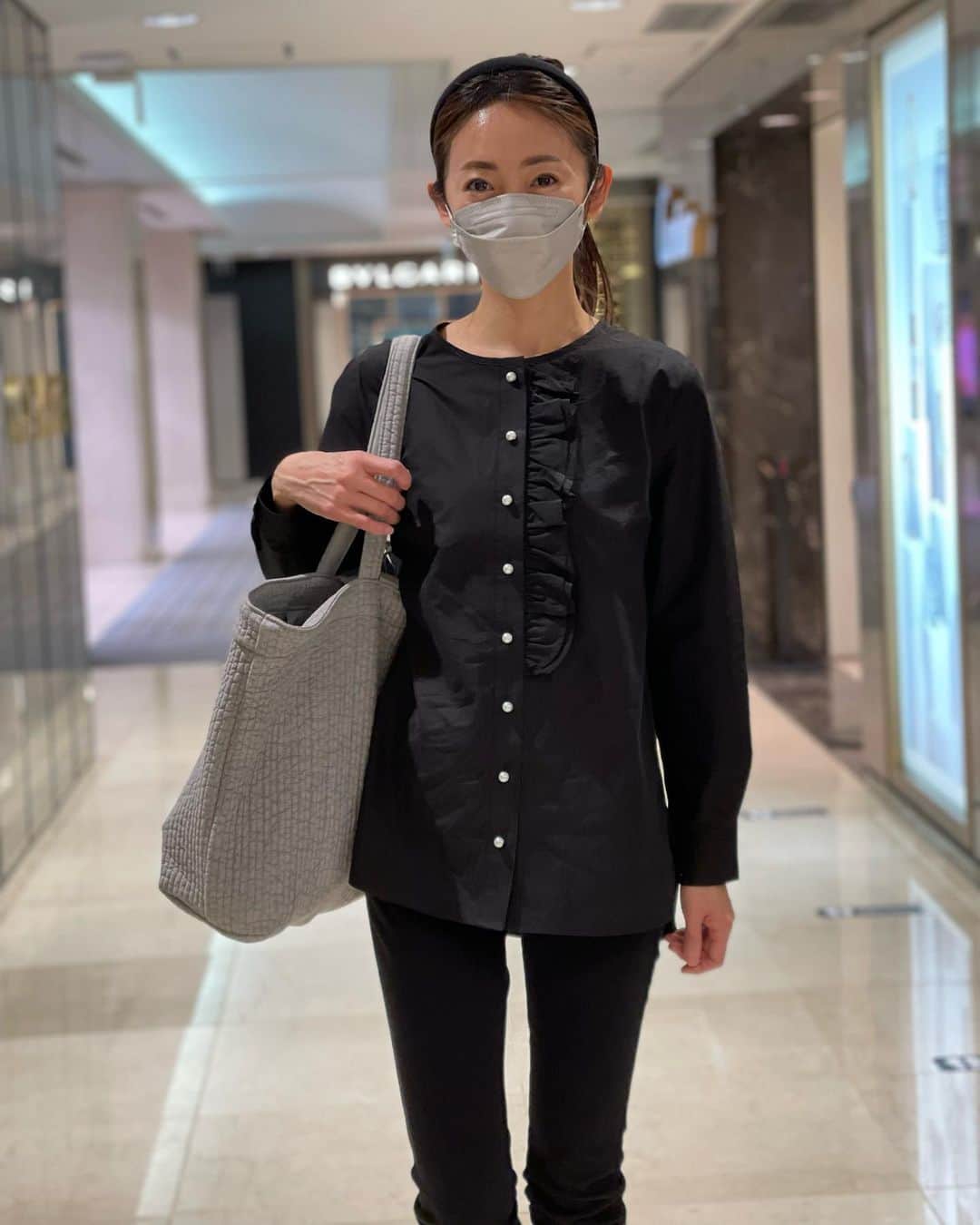 木本泉さんのインスタグラム写真 - (木本泉Instagram)「- 京都にいるうちに買いたかったマスク😷  このマスク、30枚入って400円で長時間付けていても苦しくなくて楽ちん。 もう消耗品だし、マスクのストックはマストですね😲  coordinate blouse #fleur_clothes pants #UNIQLO bag #fleur_bag」2月17日 1時04分 - izumikimoto