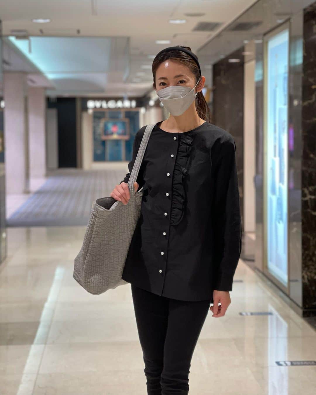 木本泉さんのインスタグラム写真 - (木本泉Instagram)「- 京都にいるうちに買いたかったマスク😷  このマスク、30枚入って400円で長時間付けていても苦しくなくて楽ちん。 もう消耗品だし、マスクのストックはマストですね😲  coordinate blouse #fleur_clothes pants #UNIQLO bag #fleur_bag」2月17日 1時04分 - izumikimoto