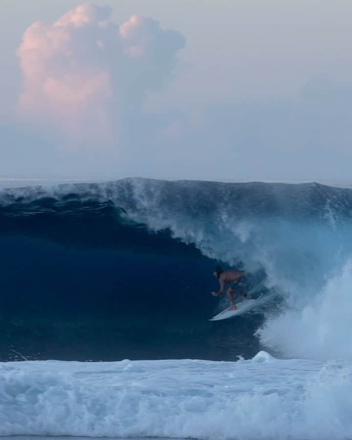 ジェレミー・フローレスのインスタグラム：「Couple waves for Happy Hour 🤪. . #Surf #Sunset #SomewhereInParadise . . 🎥: @timmckenna」