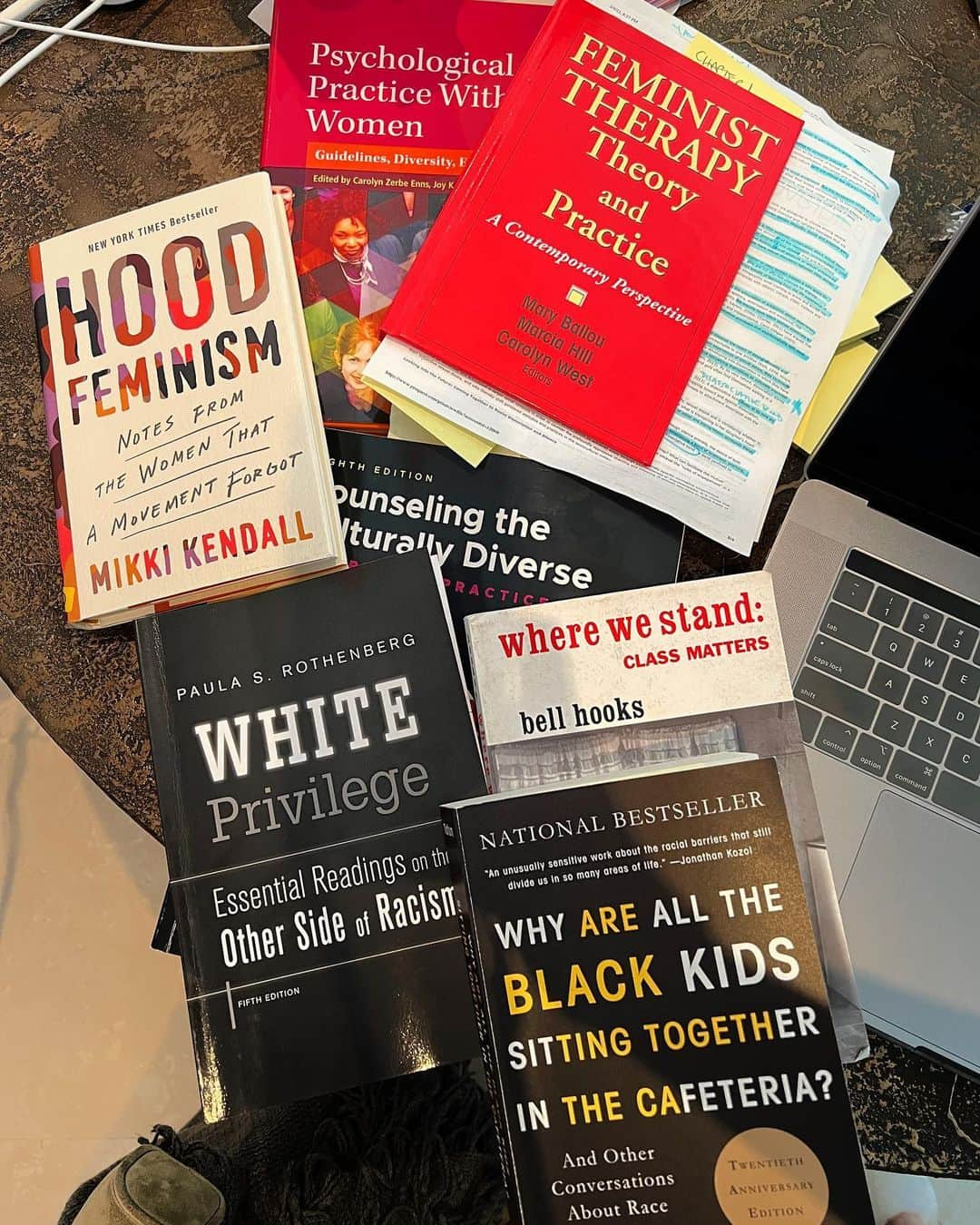 エリザ・ドゥシュクのインスタグラム：「Grateful for my continued education.. is an understatement. 📚 #feministtheory #hoodfeminism #bellhooks #counseling #race #class #whiteprivilege #cultureandidentity #psychopathology #familysystemstherapy」