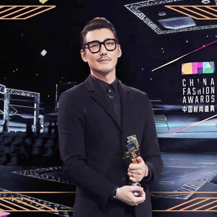 フー・ビンのインスタグラム：「I’m extremely grateful to be given “the Outstanding Achievement in Fashion Award” by CCTV! My journey is still an on-going business~  #Fashion #award #achievement #hubing  #후빙 #胡兵 #フービン #胡兵时尚观点 #胡兵全球Go  #fashionicon #fashionindustry #gentlemen #chinesegentlemen #actor #chineseactor #chinesemodel #asianactor」