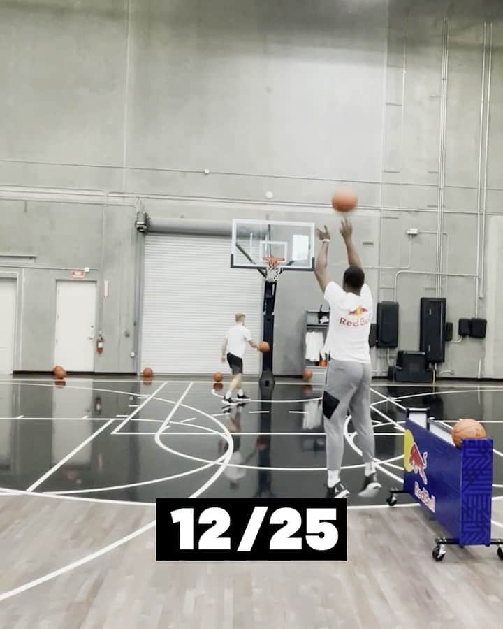 レッドブルのインスタグラム：「🎯 23/25 baskets ⏱ :66 seconds 🏆 1 WORLD RECORD 📖 Basketball history being written  All-Star Weekend is coming up and this is hands down the best way to mark it   run the racks💥 see more via ~link in bio~ to learn what it took to nail this project 🏀  #redbull #givesyouwiiings #runtheracks #basketball #lethalshooter #nba #nbaallstar」