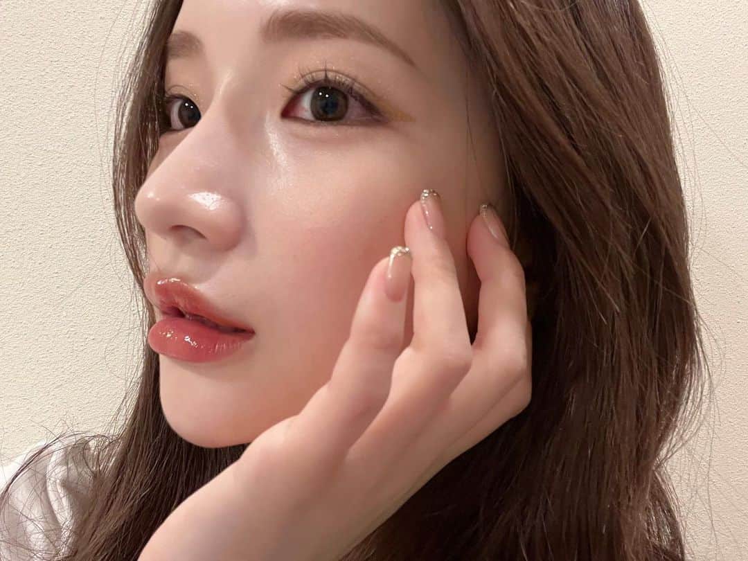 南りほのインスタグラム：「カラーライナー引いてみた🤎🤎  ヴィセ リシェ アンティークパステル ライナーBR381で まつ毛の間を埋めてから目尻はOR280で跳ね上げて書いたよ🧡 フェルトタイプでめちゃ描きやすい✌🏻 絶妙なくすみカラーでデイリーメイクでもぴったり！  アイカラーはヴィセ リシェ ダズリングデュオ アイズのBE-5使いました👶🏼 キラキララメが可愛い😍 全部で6色あるよ🧠  ヴィセの新作ライナーは2月16日発売です🎉  #visee_partner #ヴィセ #くすみパステルライナー #アンティークパステルライナー」