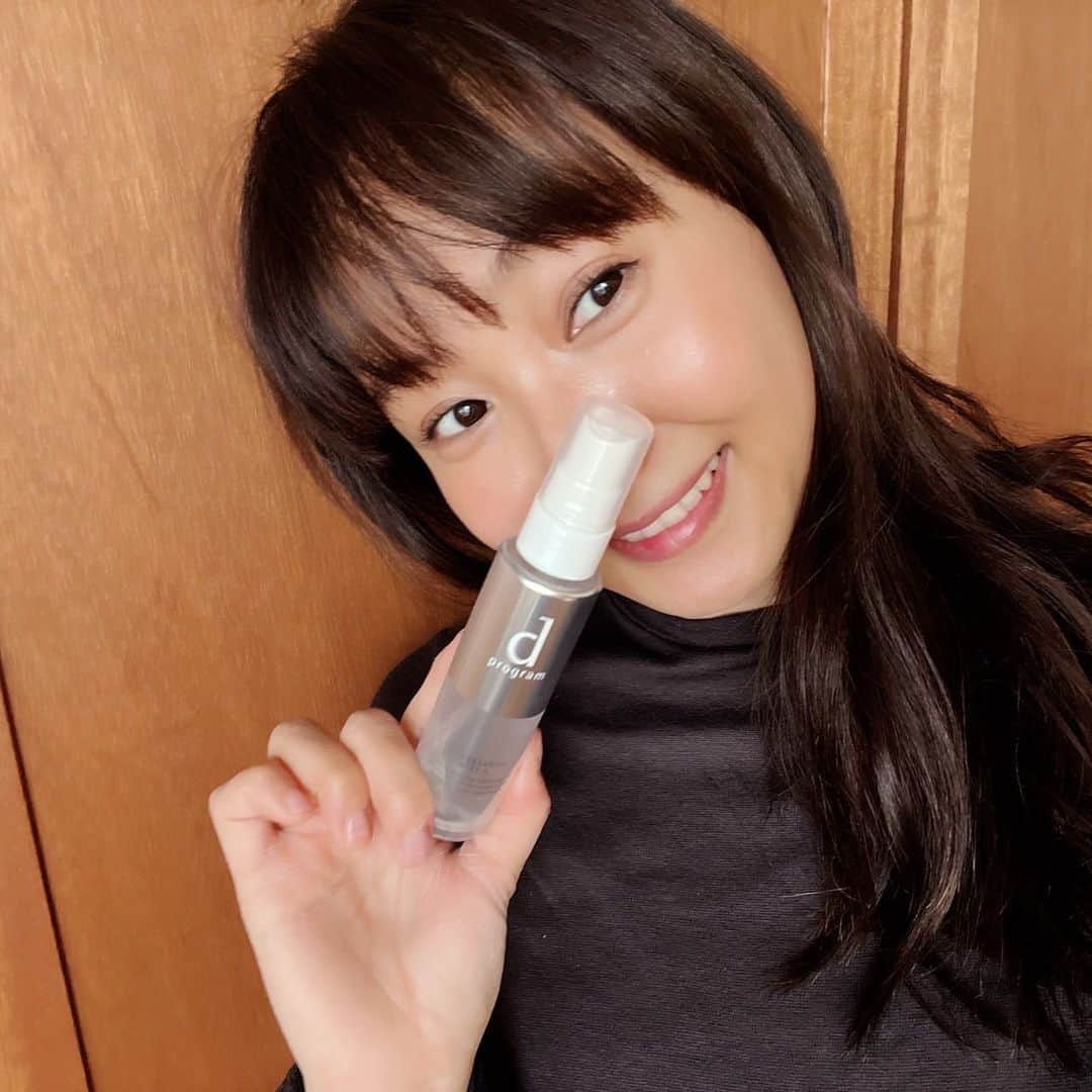 藤本美貴さんのインスタグラム写真 - (藤本美貴Instagram)「今の季節は、肌あれや乾燥に悩みますよね。。さらにこれからは花粉も。。。   そんなお肌の乾燥や花粉などの微粒子汚れからも守ってくれるアレルバリア　ミスト　Ｎ！  メイクの最後の仕上げとして手軽に簡単に使えて、潤いを与えてくれる美容液効果もあって、さらに化粧もちもよくなるの☻  子どもの送り迎えもこれがあると心強いです。  乳幼児（※生後28日以降）にも使えるんだって！ 乳幼児へ使用する場合は、大人が一度手にとってからお子様の顔や体につけて下さい。   お出かけが多い春からの季節にぴったりですね♡  @dprogram_ofc #アレルバリア #花粉対策 #ミスト化粧水 #フィックスミスト #スキンケア#肌荒れケア #dプログラム #Sponsored」2月16日 17時56分 - mikittyfujimoto