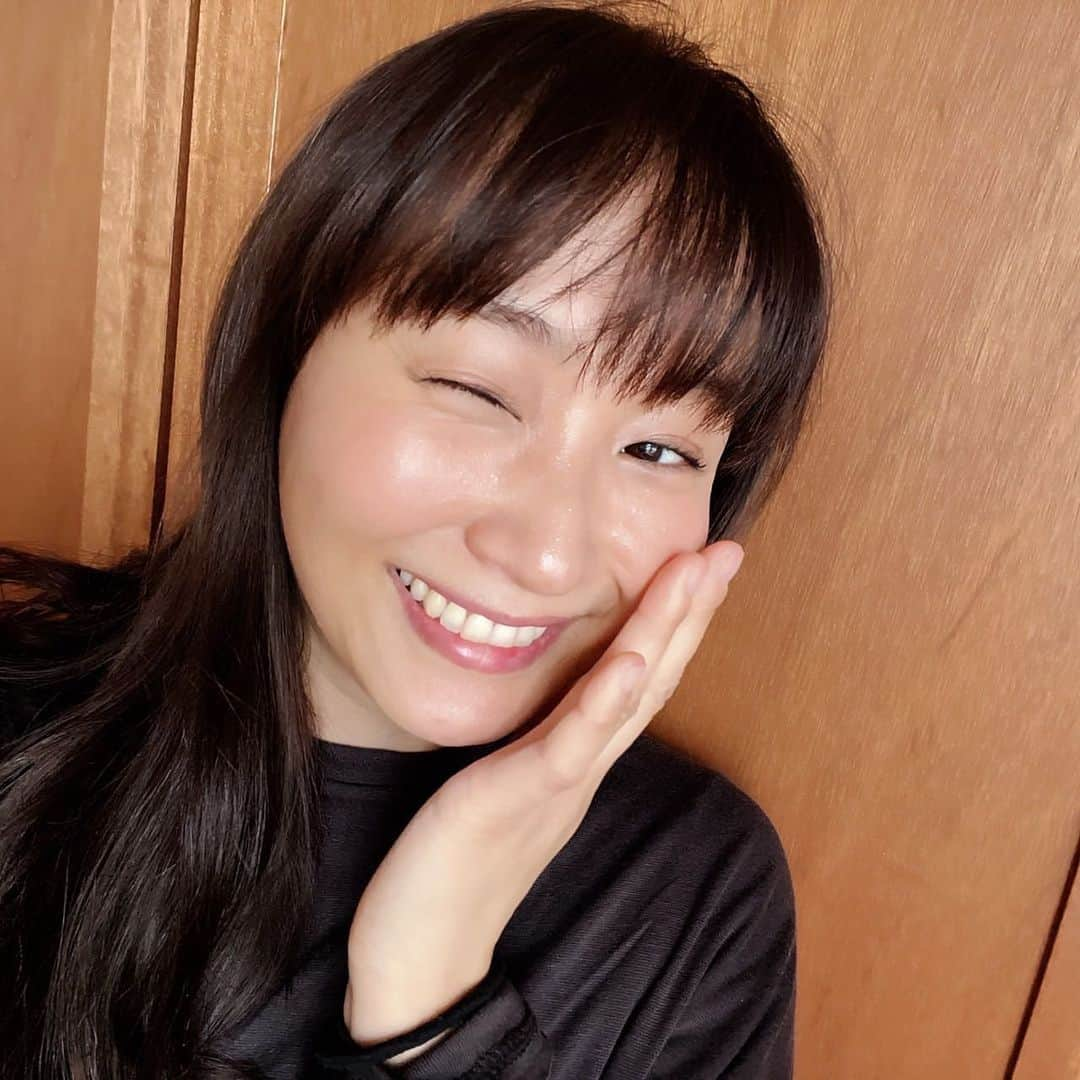 藤本美貴さんのインスタグラム写真 - (藤本美貴Instagram)「今の季節は、肌あれや乾燥に悩みますよね。。さらにこれからは花粉も。。。   そんなお肌の乾燥や花粉などの微粒子汚れからも守ってくれるアレルバリア　ミスト　Ｎ！  メイクの最後の仕上げとして手軽に簡単に使えて、潤いを与えてくれる美容液効果もあって、さらに化粧もちもよくなるの☻  子どもの送り迎えもこれがあると心強いです。  乳幼児（※生後28日以降）にも使えるんだって！ 乳幼児へ使用する場合は、大人が一度手にとってからお子様の顔や体につけて下さい。   お出かけが多い春からの季節にぴったりですね♡  @dprogram_ofc #アレルバリア #花粉対策 #ミスト化粧水 #フィックスミスト #スキンケア#肌荒れケア #dプログラム #Sponsored」2月16日 17時56分 - mikittyfujimoto