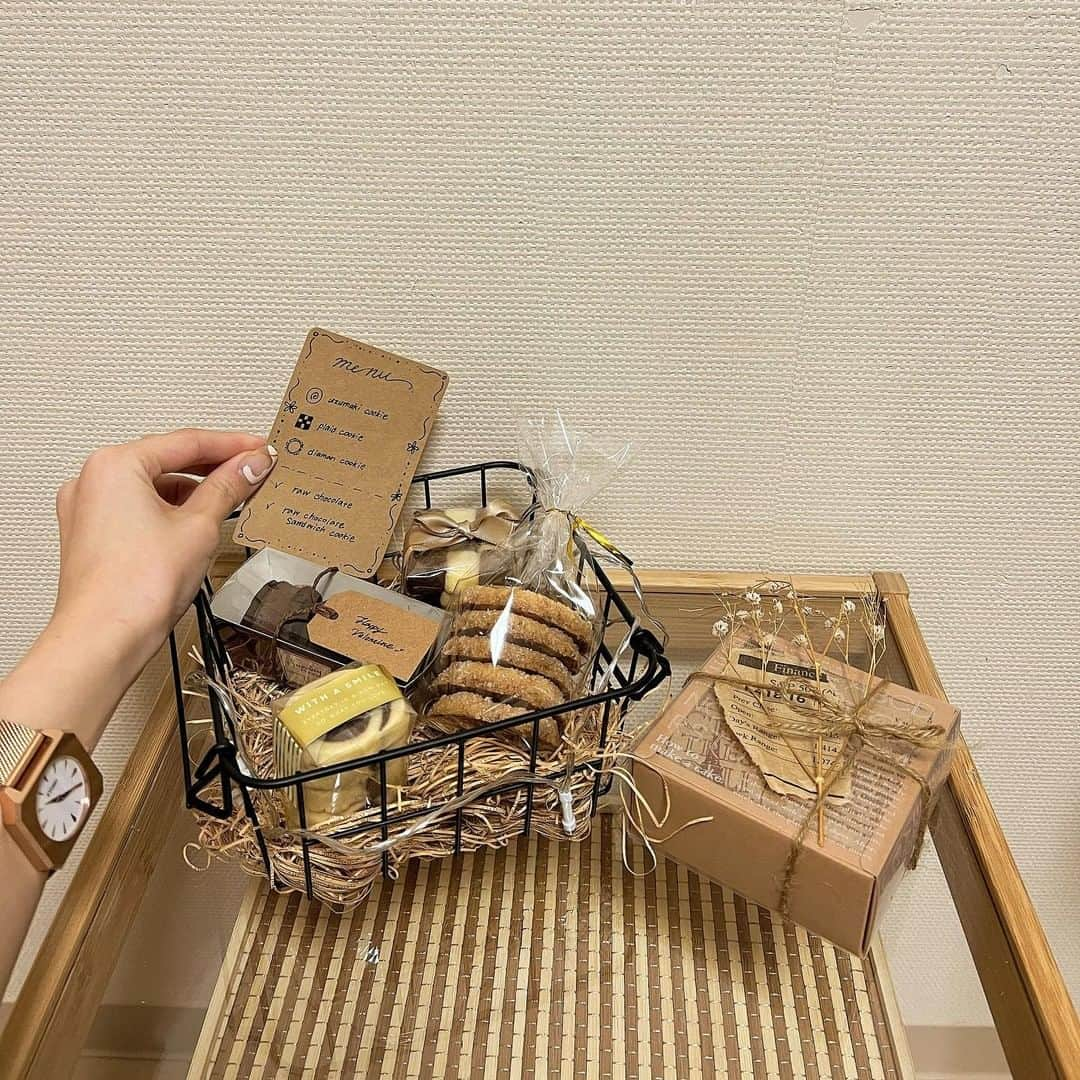 R i R y (リリー)さんのインスタグラム写真 - (R i R y (リリー)Instagram)「『可愛いクッキーの詰め方特集🍪❤️』　　  ホワイトデーにも使える可愛いクッキーの詰め方💌 瓶や箱に詰めたりするのも楽しいですよね🍫 ぜひやってみてください💋  Photo by� @__diary22 @__monmy @chunnai.oyatsu @_chonna @mo_ku.cook sawa_____38 ✴︎---------------✴︎---------------✴︎� � ▶▶掲載する写真を募集中📸� カワイイ写真が撮れたら、@velle.jp をタグ付けするか、ハッシュタグ #velle_jp をつけて投稿してみてね♪� � velle編集部と一緒にカワイイで溢れるvelleを創っていこう😚🤍  ✴︎---------------✴︎---------------✴︎� #クッキー #クッキー作り #手作りバレンタイン #おうち時間 #焼き菓子 #手作りお菓子 #お菓子づくり記録 #おうちカフェ #カフェ巡り #料理好きな人と繋がりたい #お菓子作り好きな人と繋がりたい #ホワイトデー #バレンタインラッピング #メレンゲクッキー #韓国カフェ #手作りラッピング #スヌーピークッキー #アイシングクッキー #バレンタインレシピ #バレンタインラッピング #手作りバレンタイン #お菓子作り #おうちカフェ #手作りお菓子 #おかし作り #バレンタインレシピ #友チョコ #ラッピング」2月16日 18時00分 - velle.jp