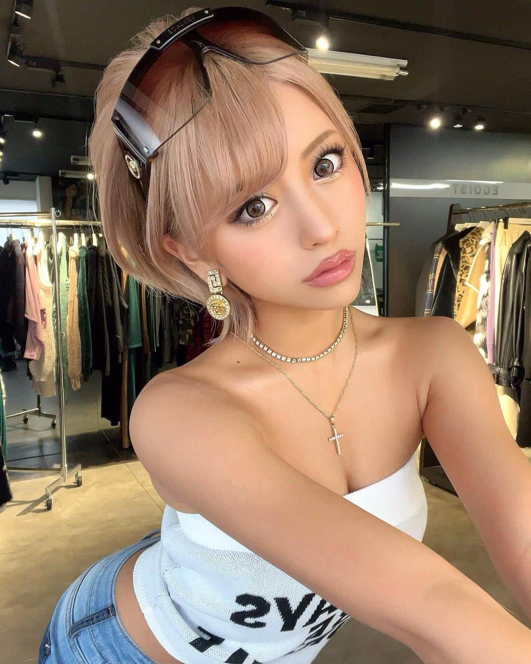 華のインスタグラム：「金髪ショート💜似合う？ . . . . . ばっさりイメチェンで"くびれウルフ" 首が長く小顔に見えるの本当天才なんだが🥺💘 担当ぴ▶︎ @masarusaito0  前髪も作ってもらいました♡♡♡ . SSの新作もお楽しみに🌈 @egoist_official  . . . . . 【プロデュースブランド】 コスメ▶︎ @hxh__official  カラコン▶︎ @eyemazing_official  . 着用アイテム当ててみて😘💋」