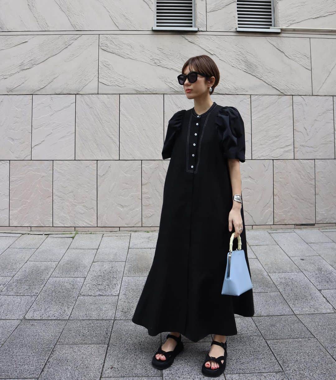 正中雅子のインスタグラム：「BLACK dress🖤  2/1の投稿で着ていたエクリュの色違いはブラックです！  ステッチ使いがポイントのバイカラーになっていて 袖と身頃も異素材をドッキングしていて 袖にはワイヤー入りでボリュームを調節可能なデザインにしています！  わりと肉感のあるハリがしっかりでる生地を使用しているのでBLACKになるとグッとモードな印象に♡  裾の切替も下の位置にあり、かっこよくも女性らしくも 着てもらいたい1枚に仕上がりました✨  2/18 FRI 12:00 PRE ORDER start!!  #MACHATT #masaco服」