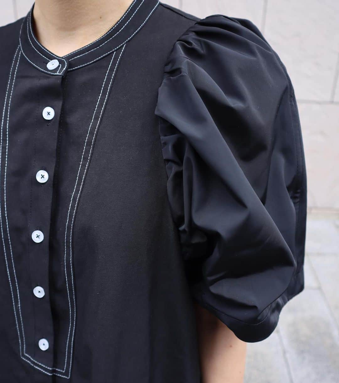 正中雅子さんのインスタグラム写真 - (正中雅子Instagram)「BLACK dress🖤  2/1の投稿で着ていたエクリュの色違いはブラックです！  ステッチ使いがポイントのバイカラーになっていて 袖と身頃も異素材をドッキングしていて 袖にはワイヤー入りでボリュームを調節可能なデザインにしています！  わりと肉感のあるハリがしっかりでる生地を使用しているのでBLACKになるとグッとモードな印象に♡  裾の切替も下の位置にあり、かっこよくも女性らしくも 着てもらいたい1枚に仕上がりました✨  2/18 FRI 12:00 PRE ORDER start!!  #MACHATT #masaco服」2月16日 18時28分 - masacoshonaka