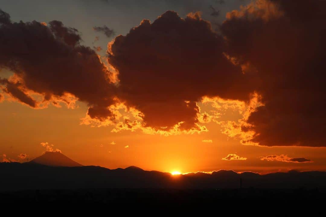 坂元美香さんのインスタグラム写真 - (坂元美香Instagram)「today's sunset 2022/02/16  本日もお疲れ様でした。 と夕日が言っております。たぶん。  #sunsetphotobymikasakamoto  #sunset #夕陽 #夕日 #黄昏時 #夕焼け #tokyosky #やっぱり空が好き #イマソラ  #canonEOSKiss8i」2月16日 18時50分 - mika_saka