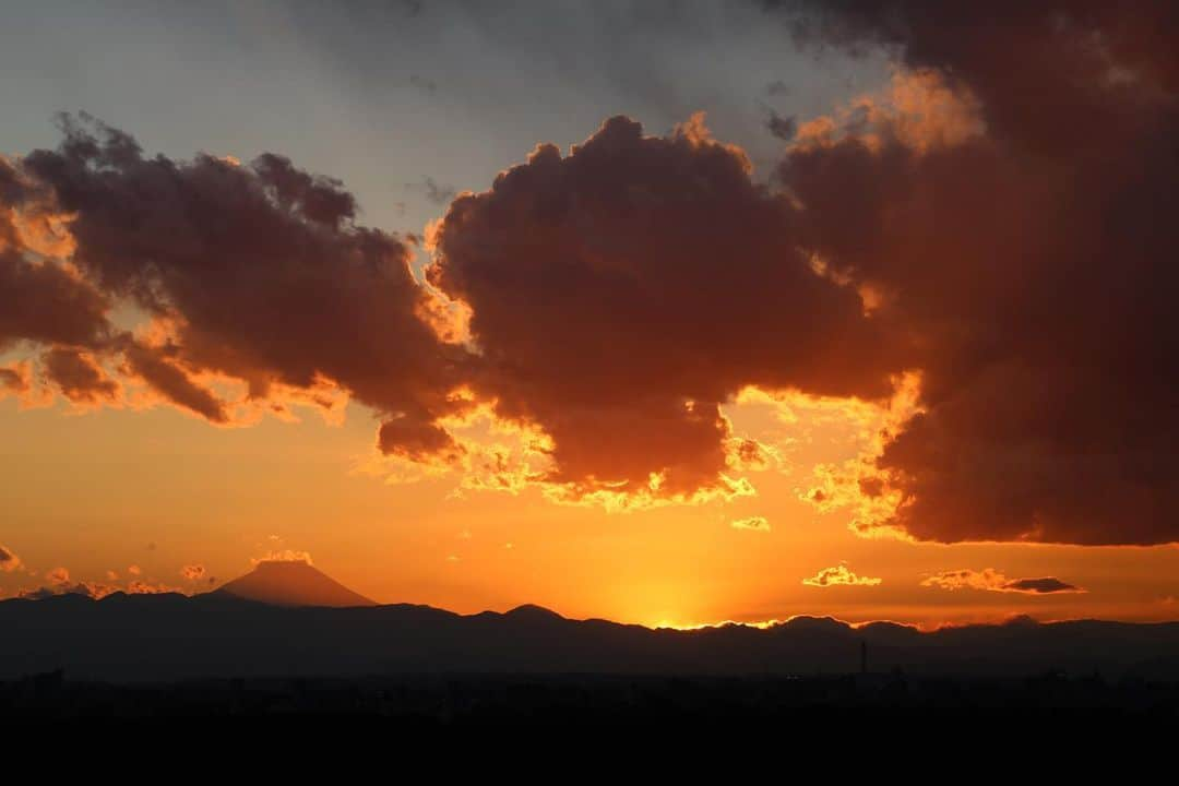 坂元美香さんのインスタグラム写真 - (坂元美香Instagram)「today's sunset 2022/02/16  本日もお疲れ様でした。 と夕日が言っております。たぶん。  #sunsetphotobymikasakamoto  #sunset #夕陽 #夕日 #黄昏時 #夕焼け #tokyosky #やっぱり空が好き #イマソラ  #canonEOSKiss8i」2月16日 18時50分 - mika_saka